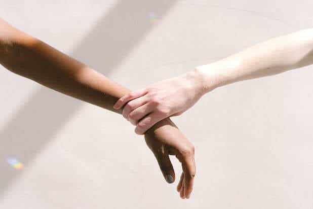 Deux personnes se tenant le poignet représentant l'aide et l'équilibre naturel apporté par la leethérapie